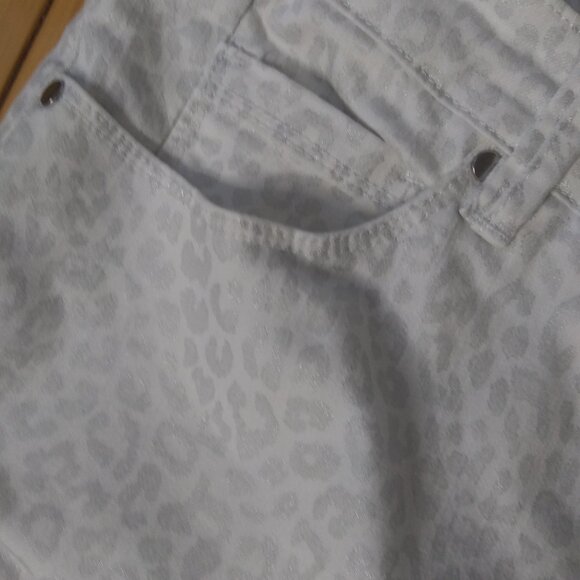 Soft surroundings white with silver gray animal print pull on pants  size 2X - Picture 5 of 16